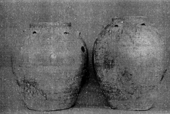 Guci Keramik Dinasti T'ang yang utuh
